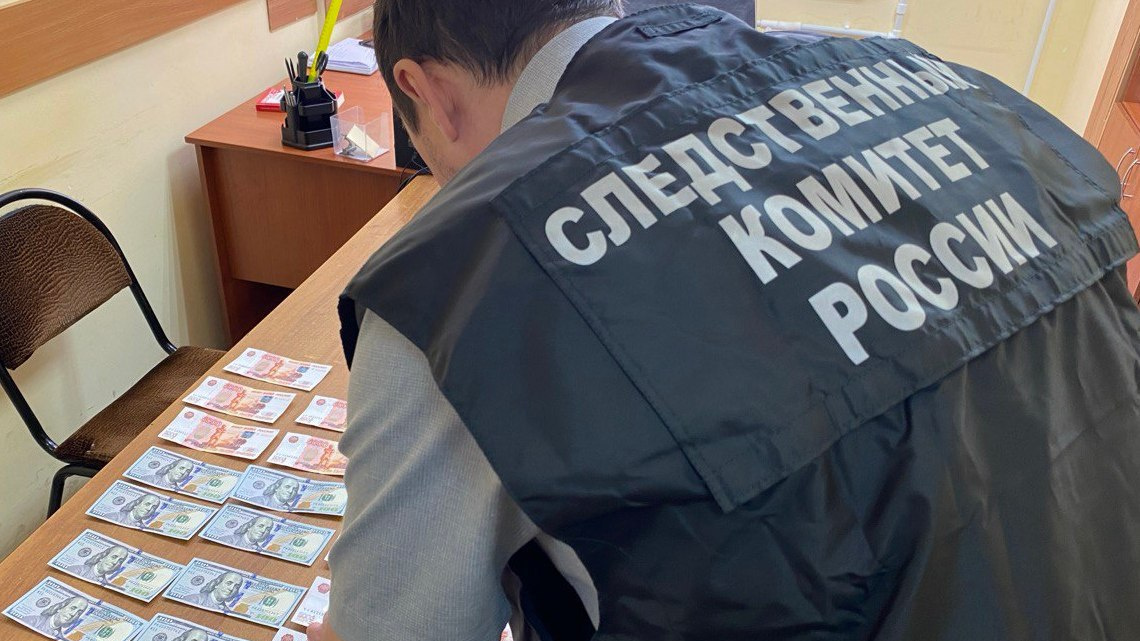 85 тысяч рублей и 800 долларов: в Оренбуржье иностранец предложил взятку сотруднику таможни
