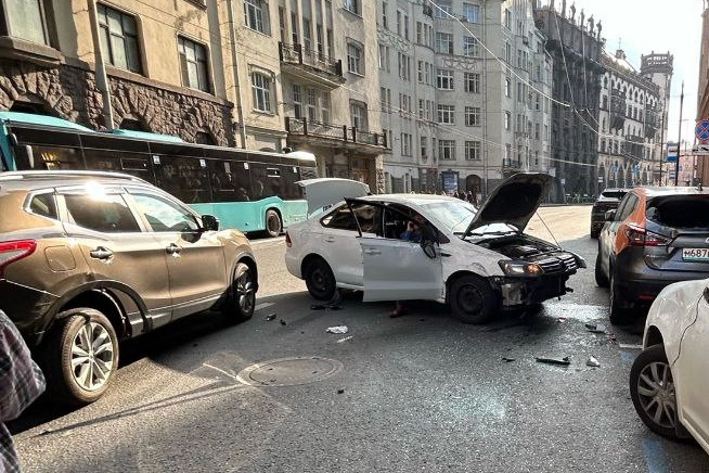 Водитель такси попал в ДТП у «Петроградской» из-за плохого самочувствия. Его доставили в больницу, но он сбежал