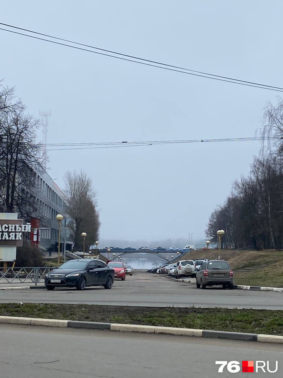 Волга притаилась за дымкой