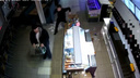 Новосибирец дважды пытался украсть из бара упаковку с пивом, а затем ударил ей бармена по голове — видео нападения
