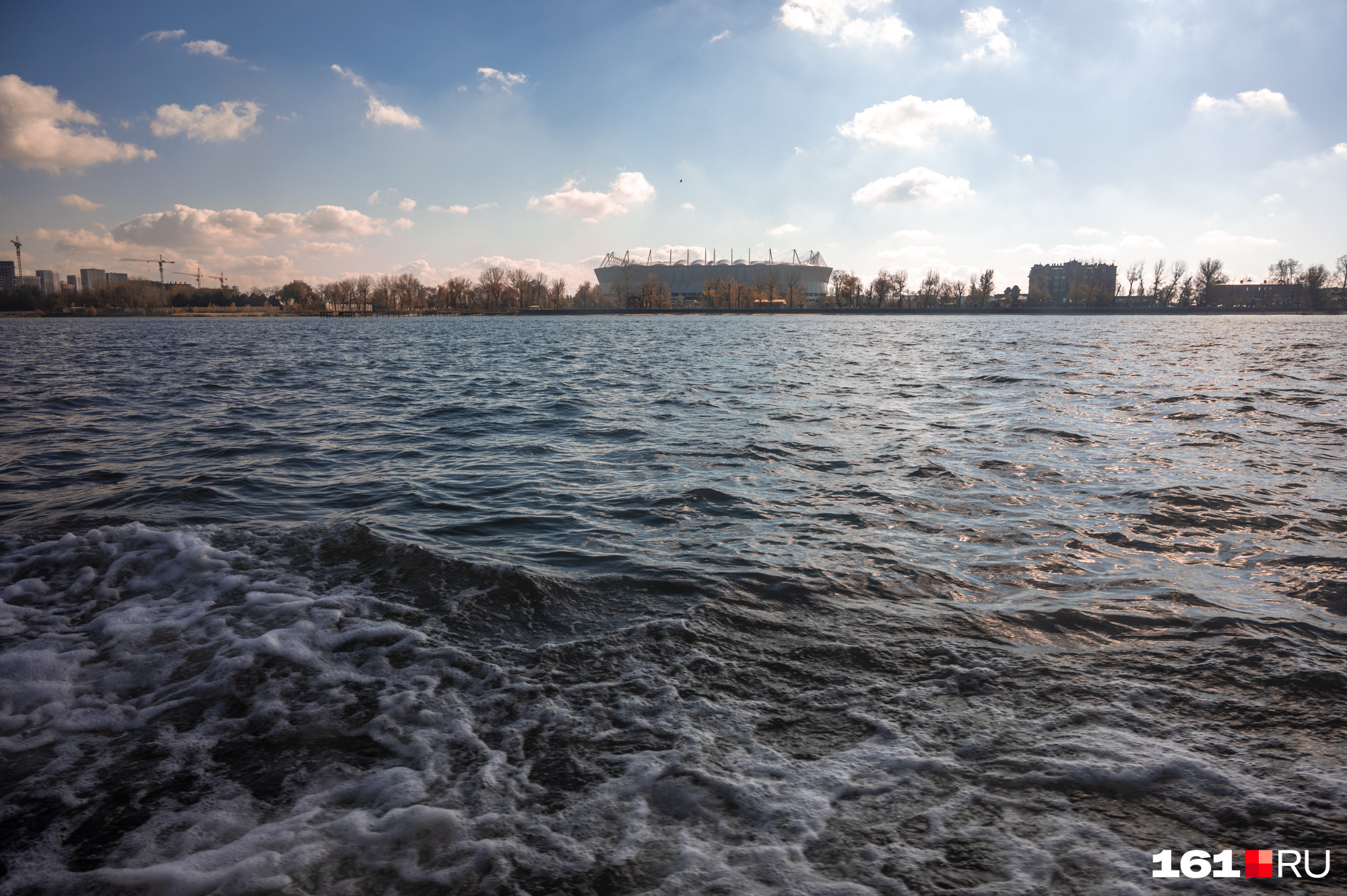Вид из судна практически на уровне воды Вид из судна практически на уровне воды