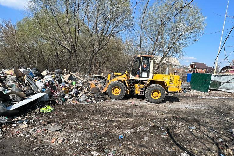 На нелегальной свалке на Доковской в Омске насчитали 200 тонн мусора
