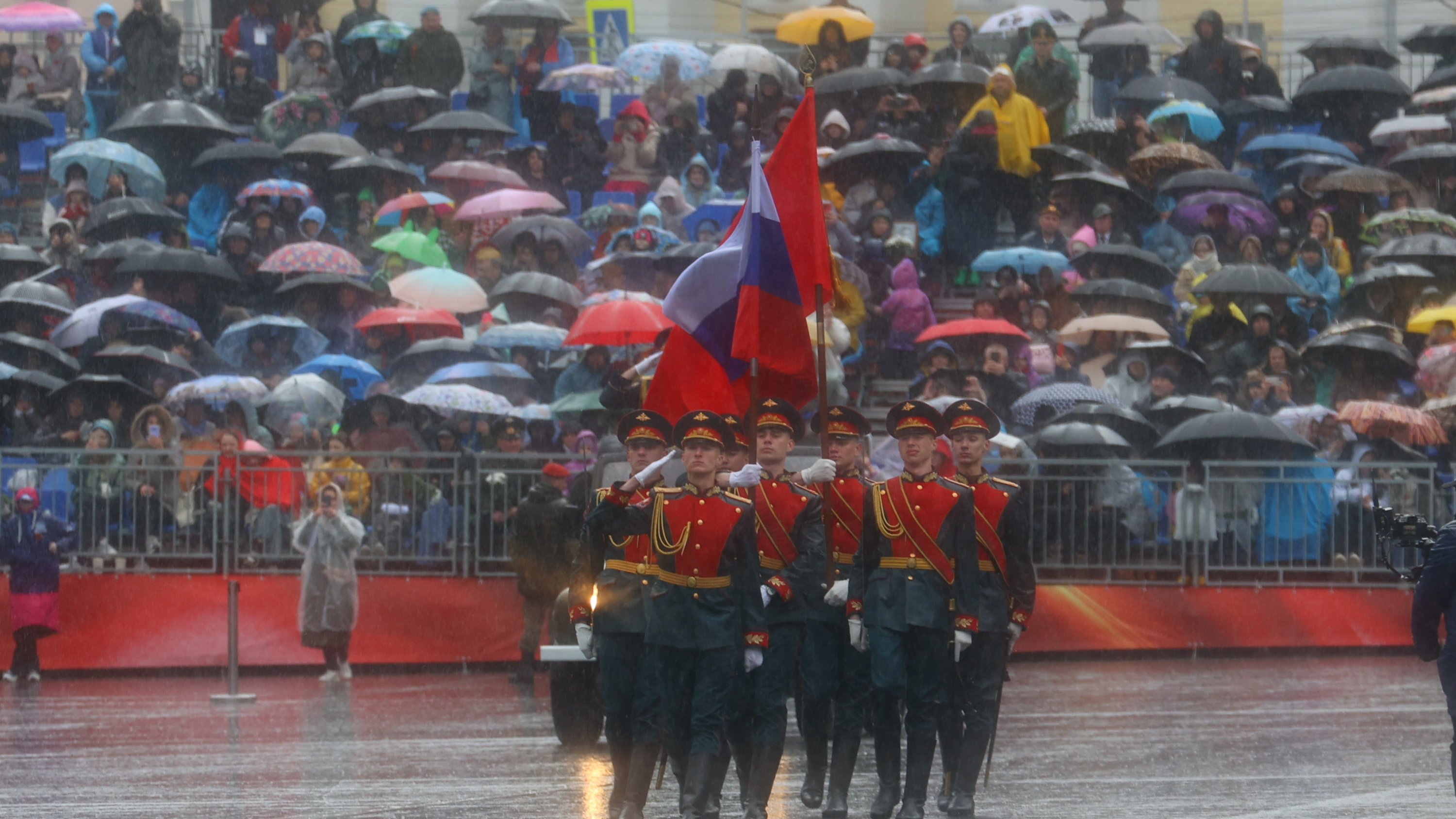 Парад Победы в Челябинске прошел под проливным дождем и собрал тысячи зрителей: самые яркие фото