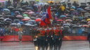 Парад Победы в Челябинске прошел под проливным дождем и собрал тысячи зрителей: самые яркие фото