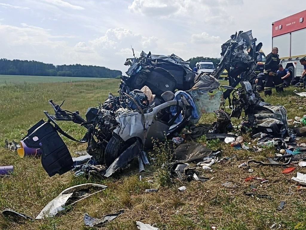 Семья с двумя детьми погибла на трассе Челябинск — Новосибирск — от машины осталась груда металла