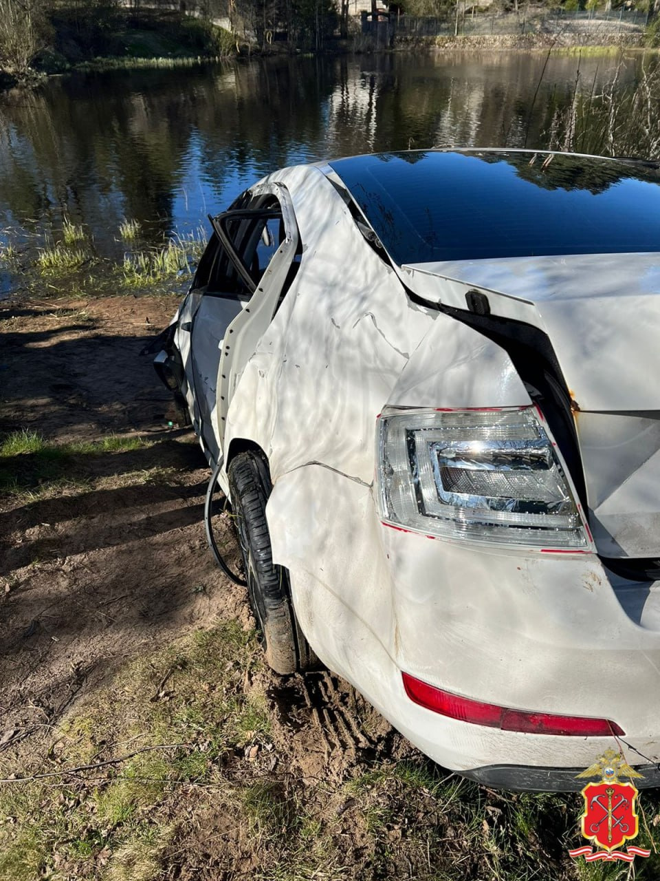 Полиция показала фото белой «Шкоды», в которой утонули подростки в Рощино -  12 мая 2024 - ФОНТАНКА.ру