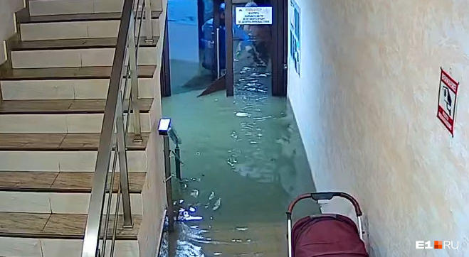 «Люди в беде, везде паника»: екатеринбурженка показала жуткие последствия потопа в Сочи