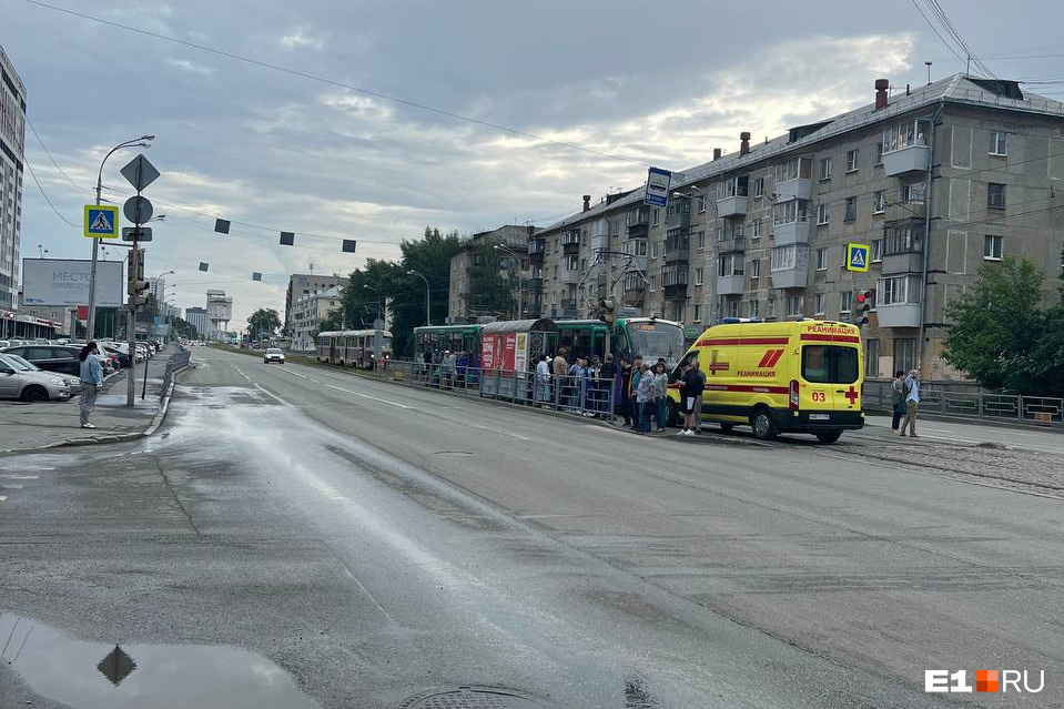 «Упал с сиденья на пол». В Екатеринбурге мужчина внезапно умер в трамвае
