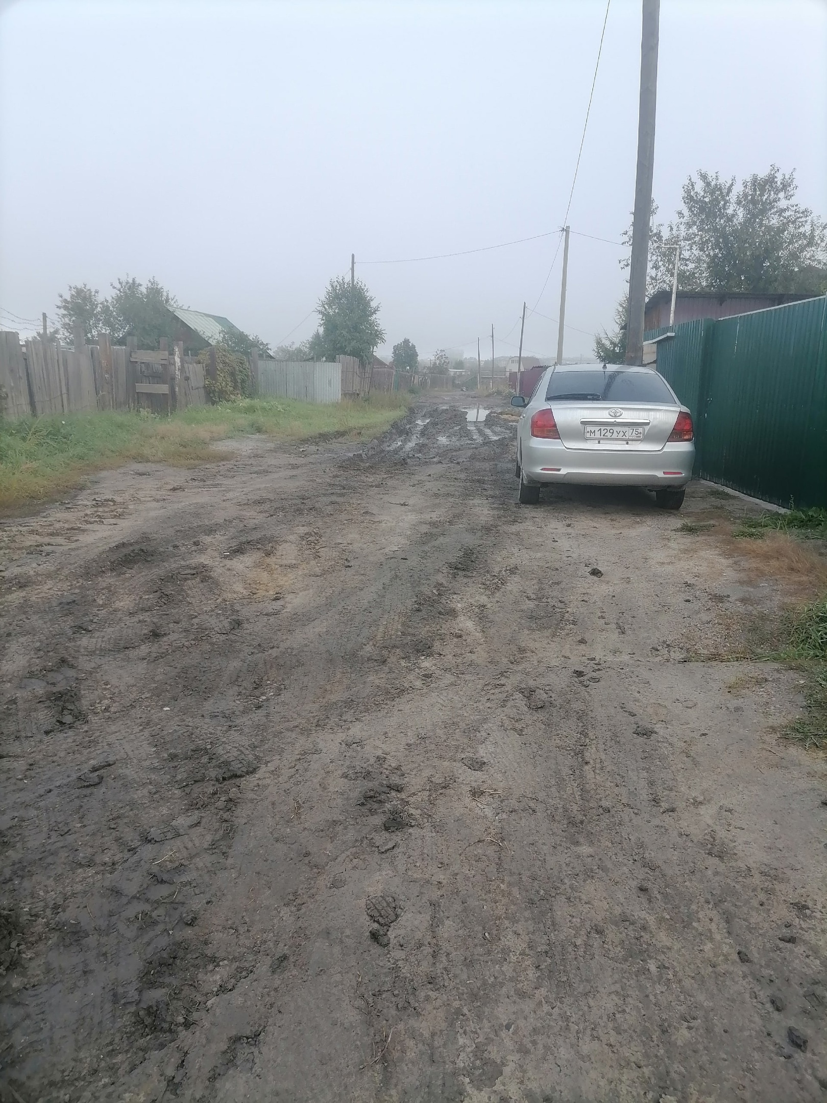 Жители отсыпали участок около дома