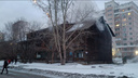 Полыхало знатно: в Ленинском районе загорелась мансарда барака — фото