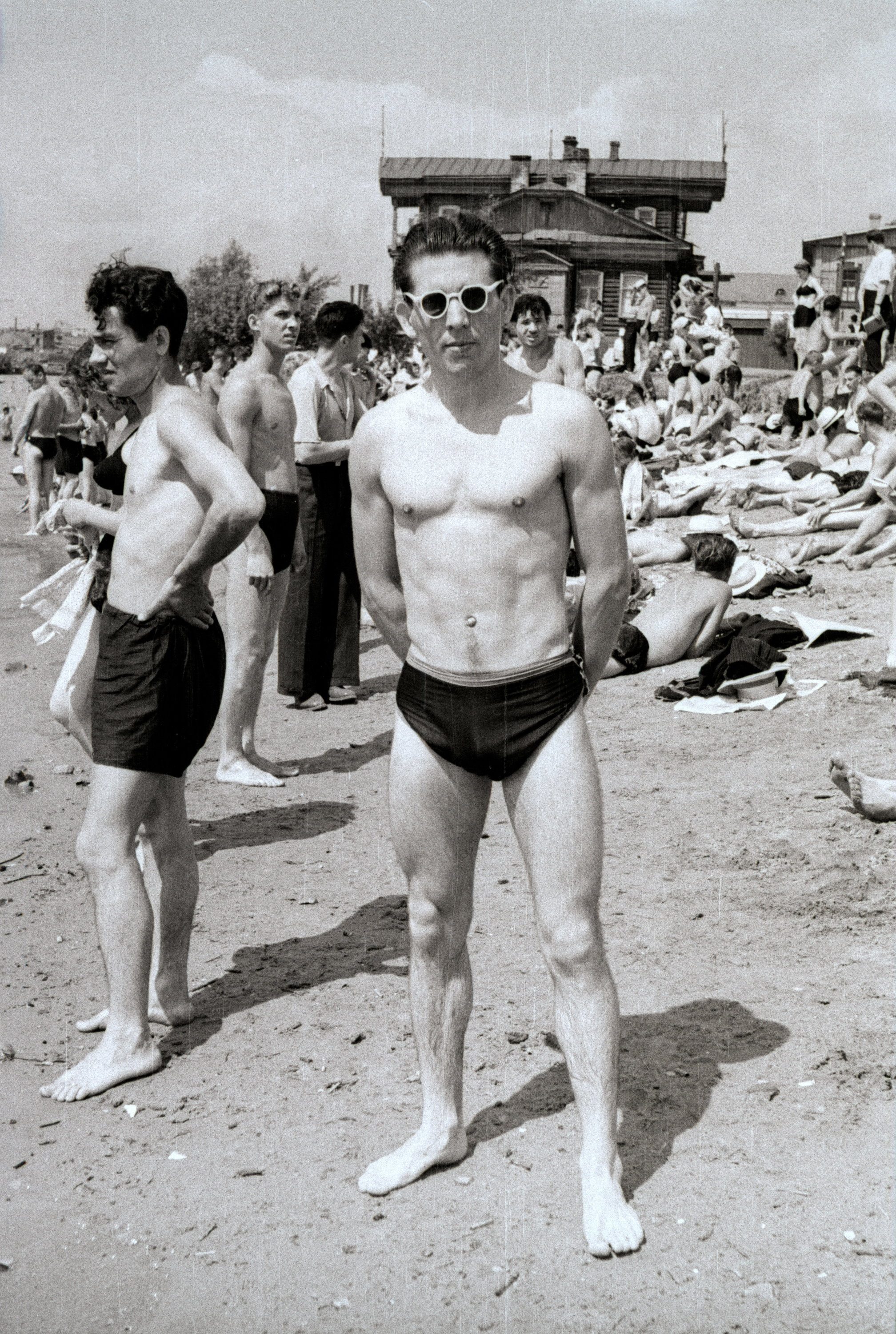 Этот подтянутый парень выглядит очень стильно в своих очках. Фото сделано в 1955 году на Куйбышевском пляже