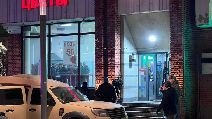 Взял заложницу и отстреливался: все подробности налета на цветочный магазин в центре Москвы