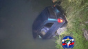 Машина съехала ночью в новосибирскую реку: фото, на котором автомобиль торчит из воды