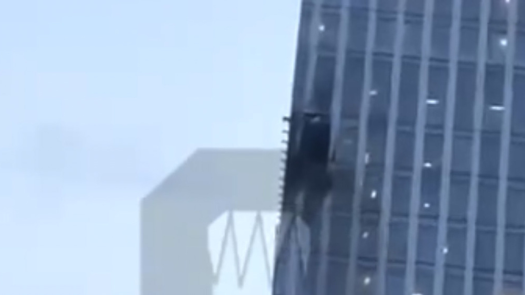 Дыра в небоскребе, выбитые окна и пробитые стены. Что происходит на месте падения беспилотников в Москве и области