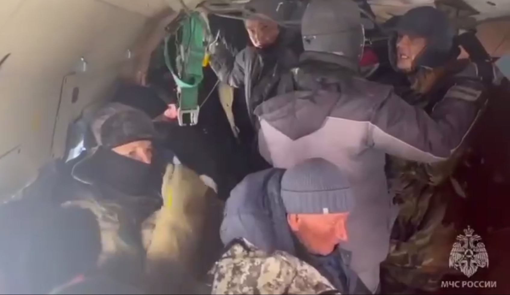 На Сахалине спасли 40 рыбаков, застрявших на дрейфующей льдине