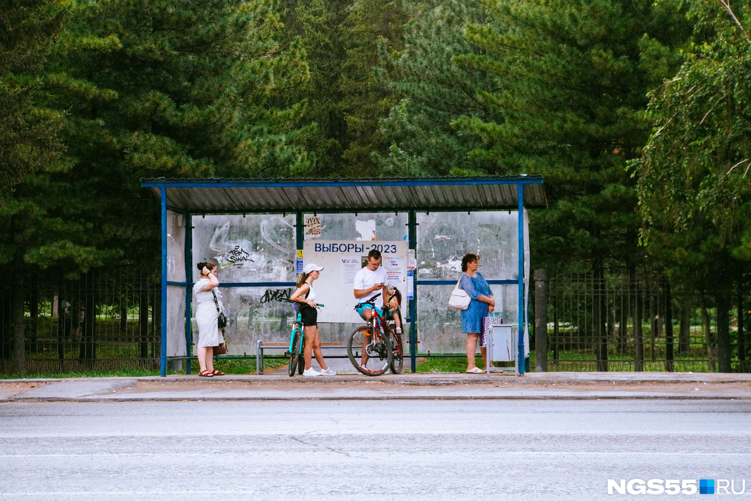 В Омске за 5,7 миллиона планируют обустроить остановки. Где именно?