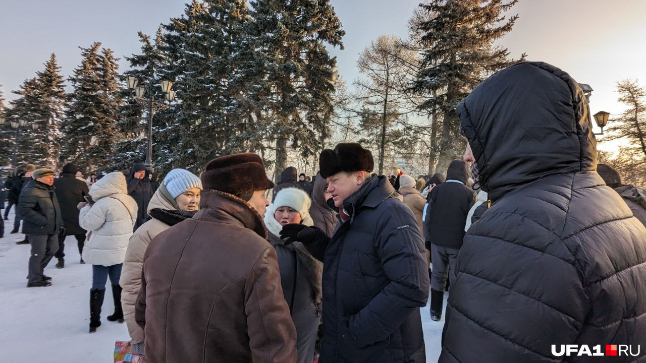 Между двумя мужчинами, которые громко обсуждали плакат, разгорелся жаркий спор