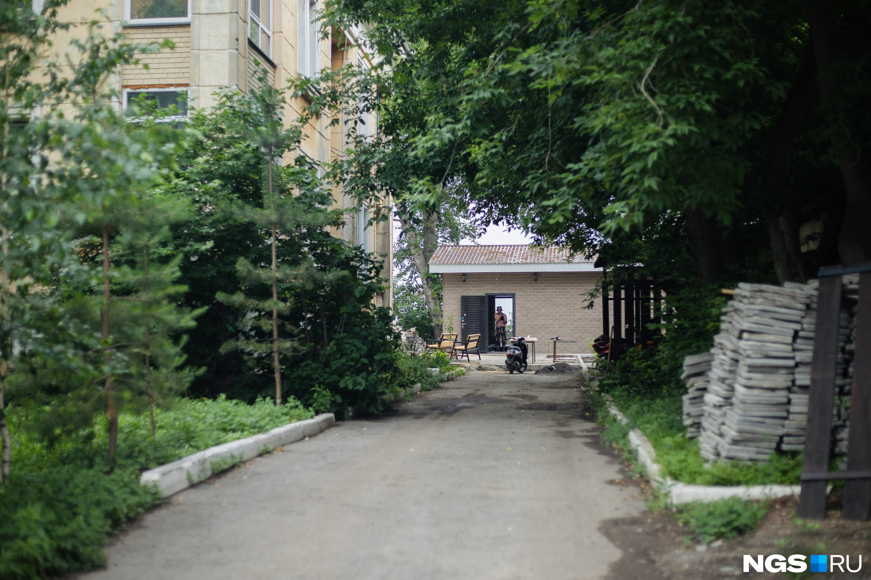 Руслан Коноваленко отстроил некое здание и веранду без согласования с соседями