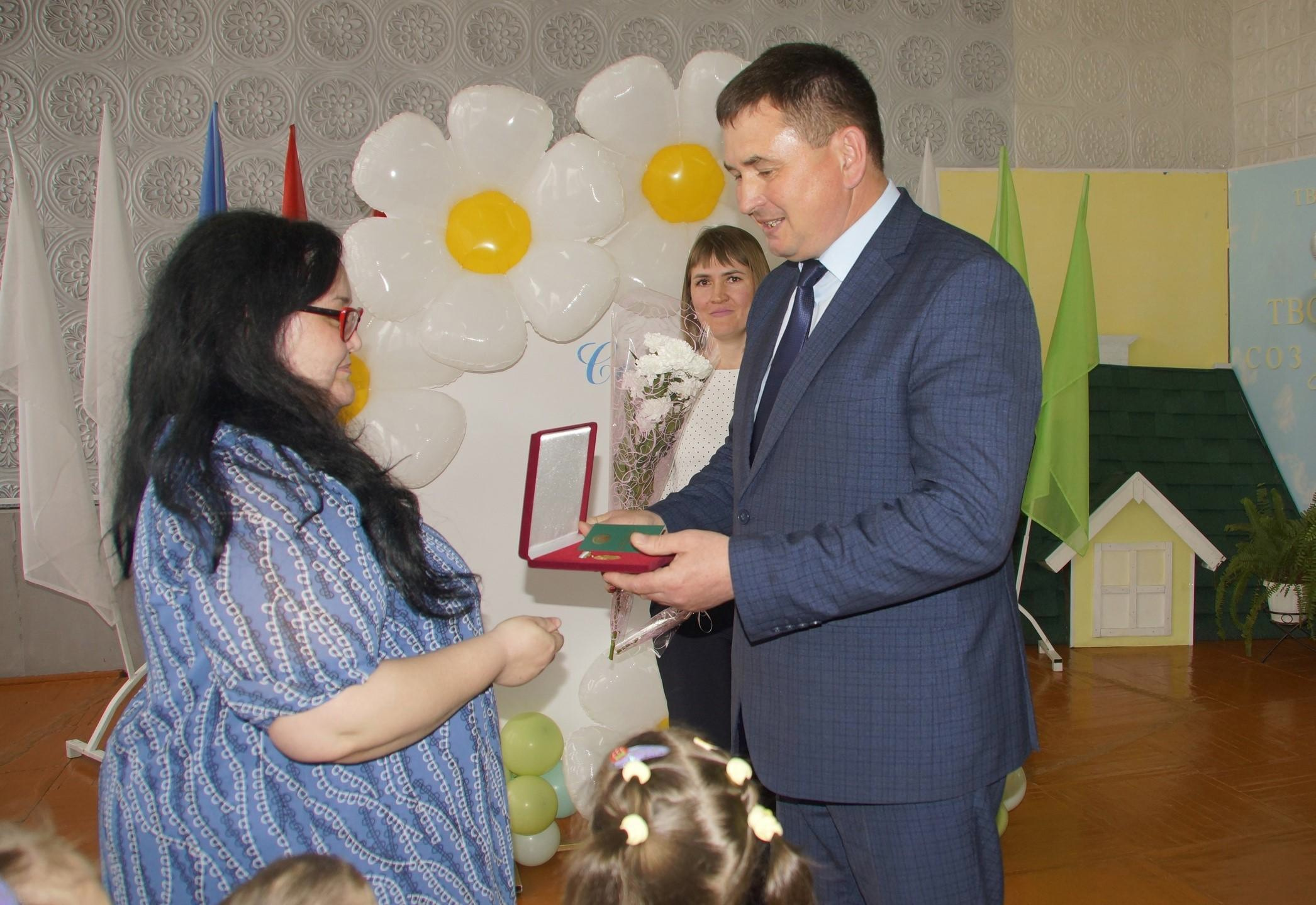 Олег Ефимов на церемонии награждения многодетных матерей