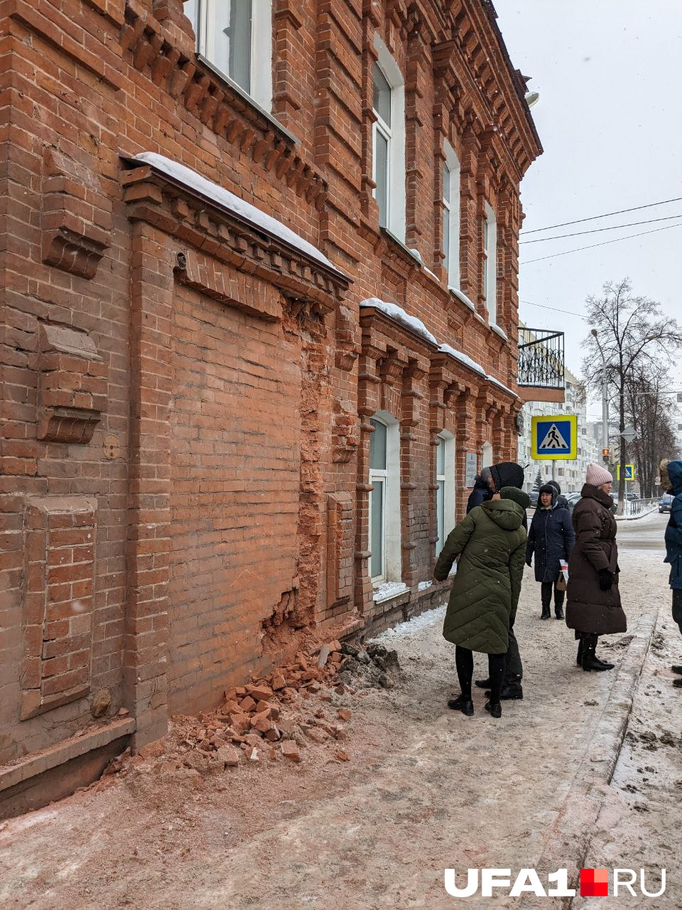 Уфимцы разглядывали историческое здание