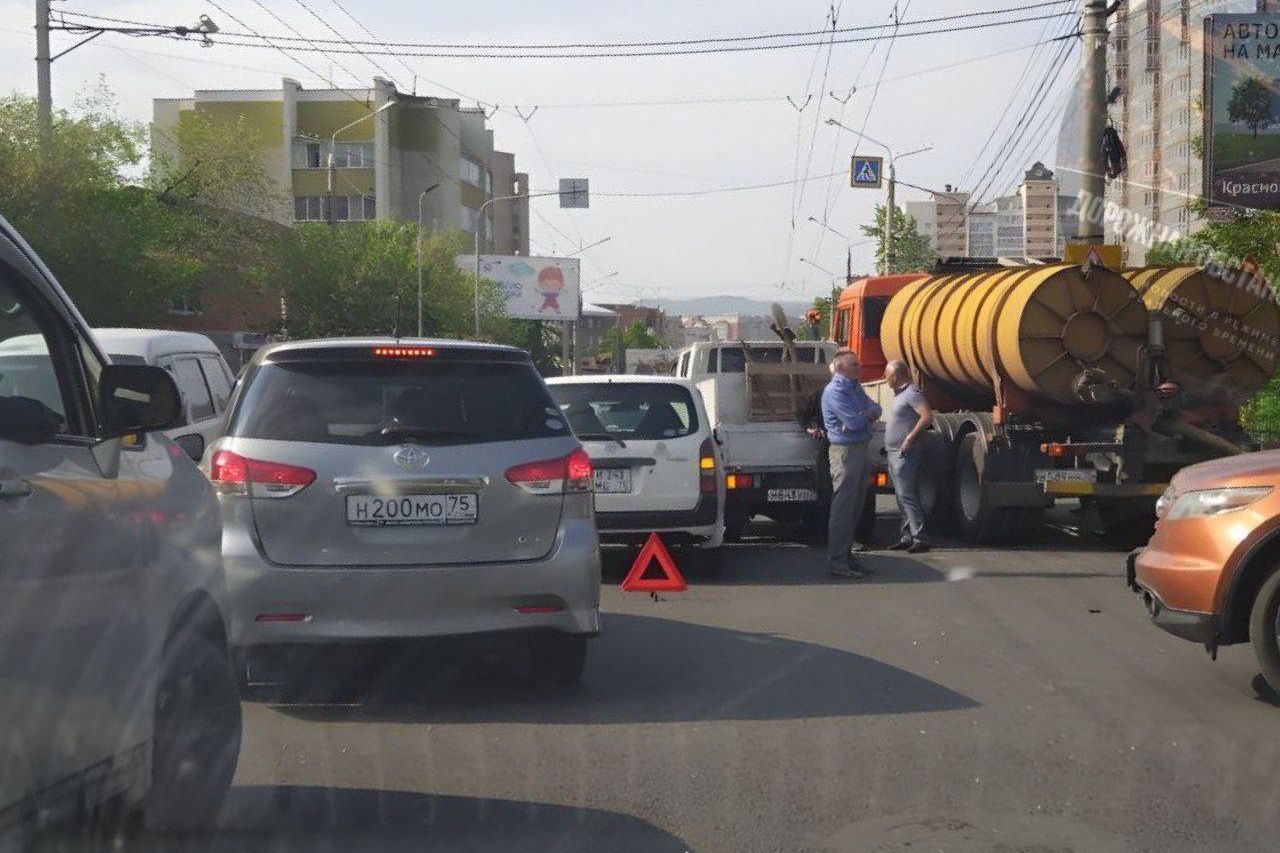 На кубани четыре полицейских попали в больницу после дтп