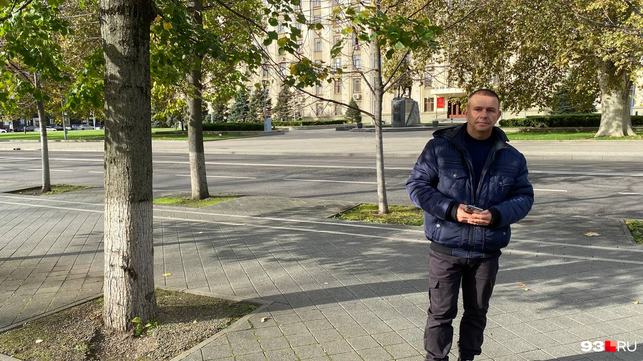 Алексей снял жилетку после того, как поговорил с чиновниками, но со своего места не ушел Алексей снял жилетку после того, как поговорил с чиновниками, но со своего места не ушел