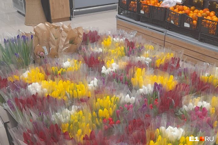 8 Марта близко! Цветы заполнили даже продуктовые магазины Екатеринбурга