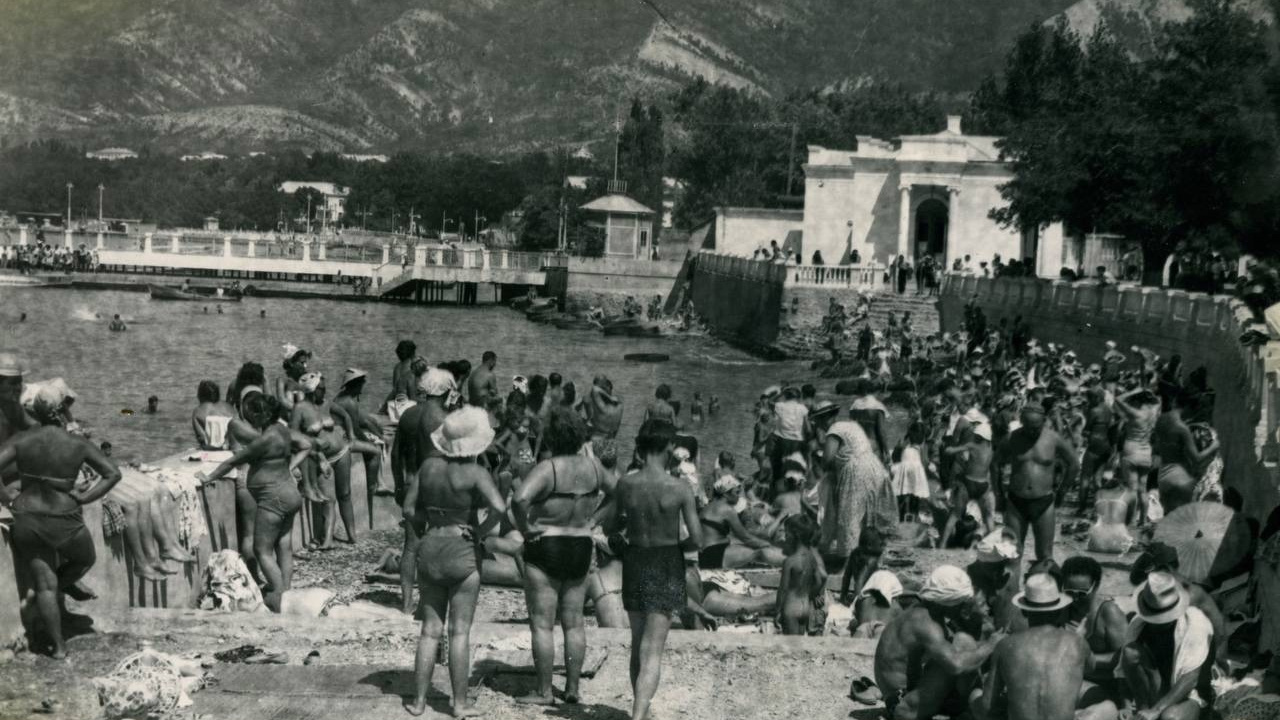 Ажиотаж в курортный сезон был уже тогда. Как выглядели пляжи Геленджика в советские годы