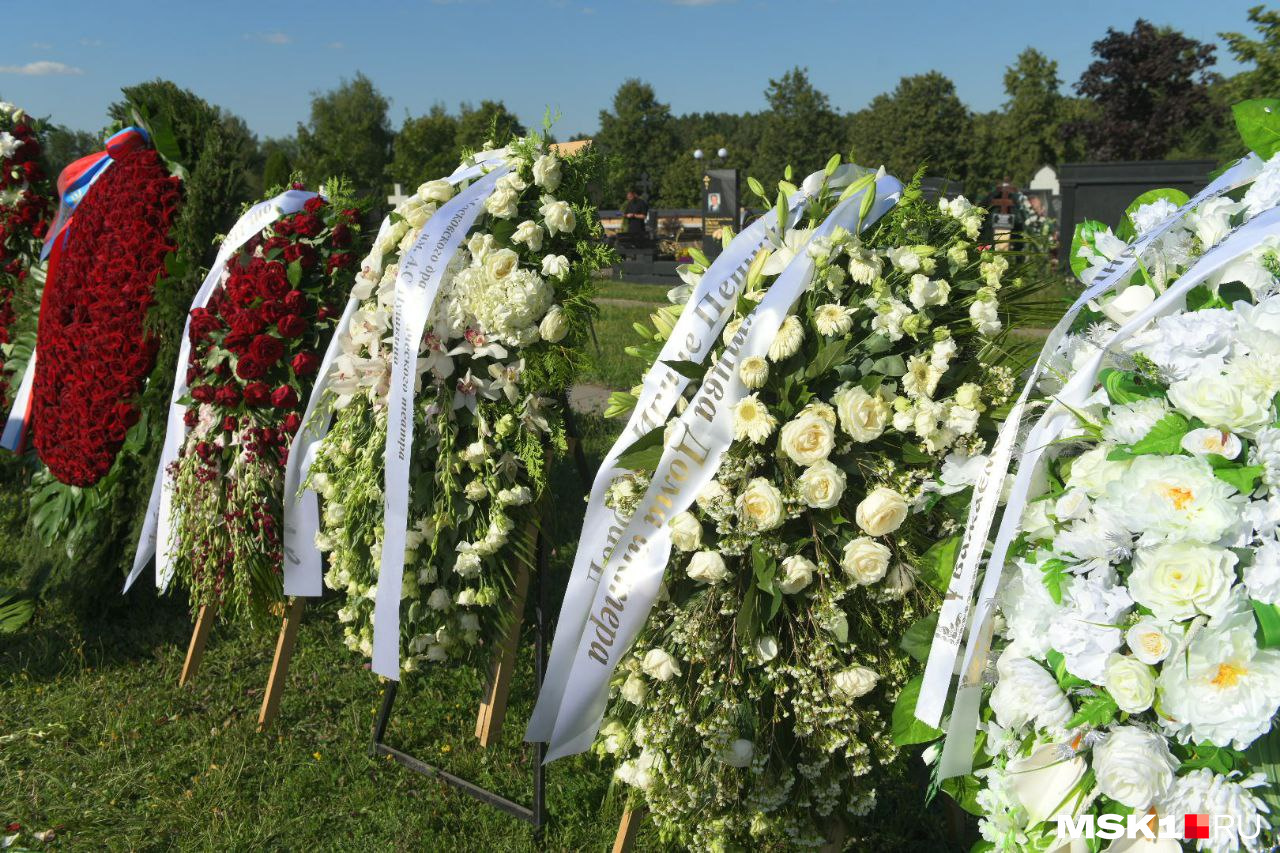 Венки. Венок на похороны бело-голубого цвета. Могила Ирины Мирошниченко. Венки на похороны 1980. Венки на похороны гуп ритуал