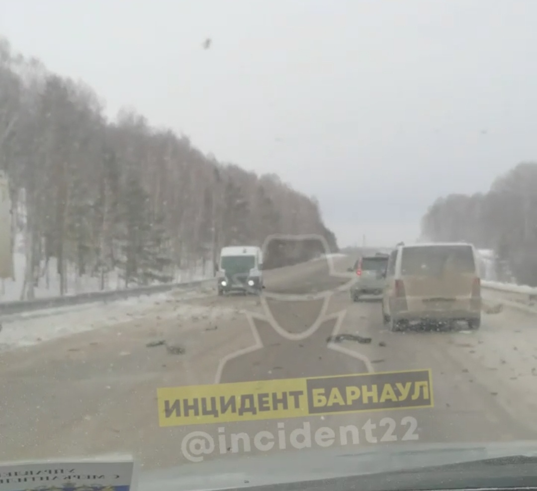 В массовой аварии на трассе Барнаул — Бийск погибла женщина: все подробности