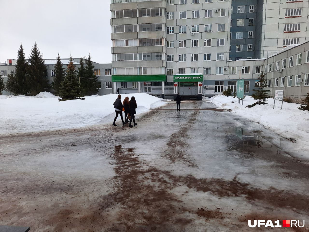 Песок, по мнению горожан, совсем не помогает