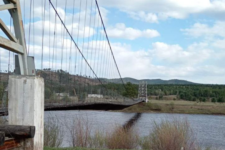Держащий мост анкер порвало в поселке под Читой из-за сильного ветра