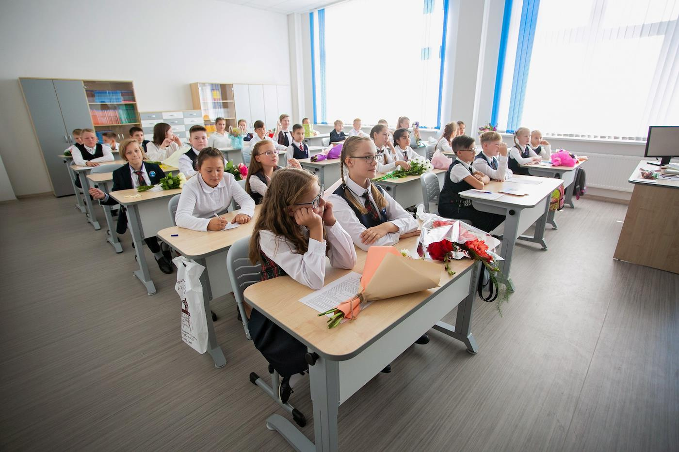 «У нас проблемы, как у всей страны». Петербургские школьники начали год без учебников