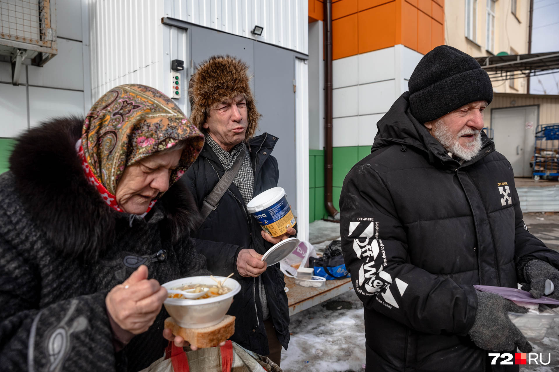 Антонина, Александр и Евгений Борисович по вторникам ходят на Водопроводную, где их бесплатно кормят