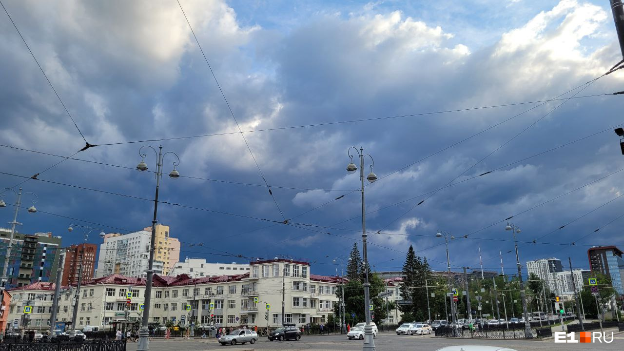 «Что-то надвигается»: над Екатеринбургом нависли мрачные тучи