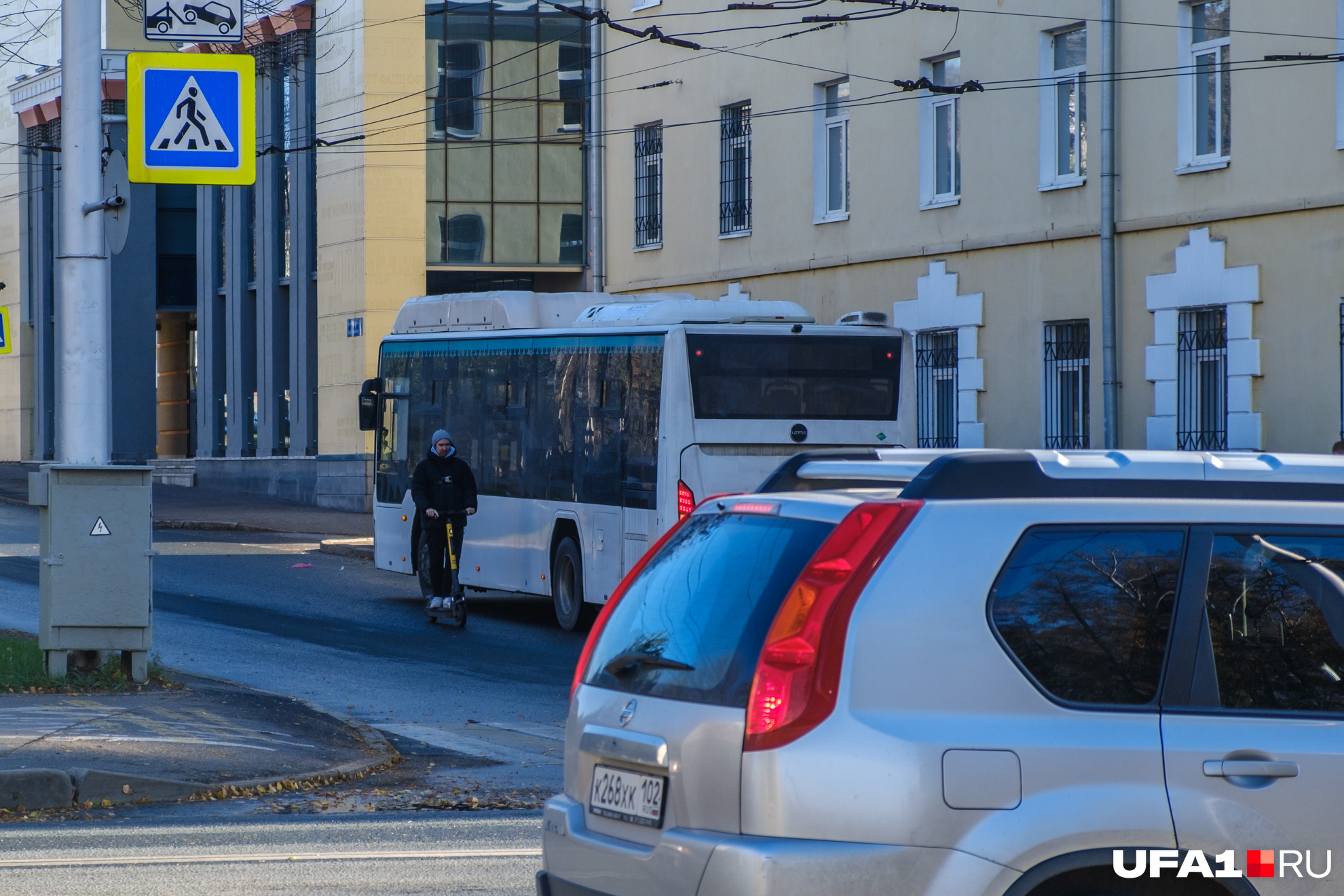 В этом случае отсутствовал заезд на тротуар, поэтому пришлось съехать на дорогу