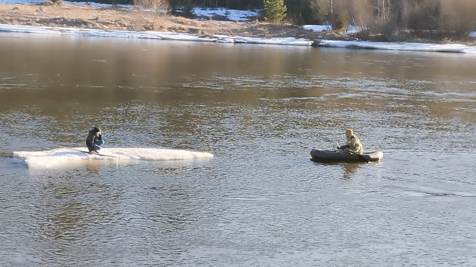 На Урале школьника на льдине унесло по реке. Друзья бросили парня одного и сбежали