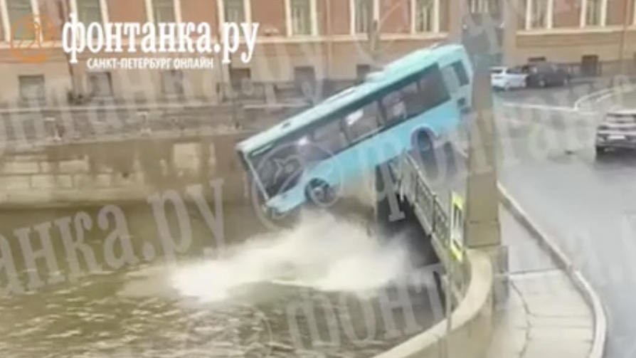 Момент падения автобуса в реку в Санкт-Петербурге попал на видео