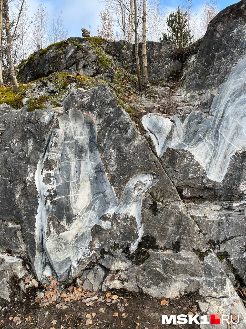 В горном парке «Рускеала» можно полюбоваться творчеством местных художников, выполненным прямо на мраморных скалах