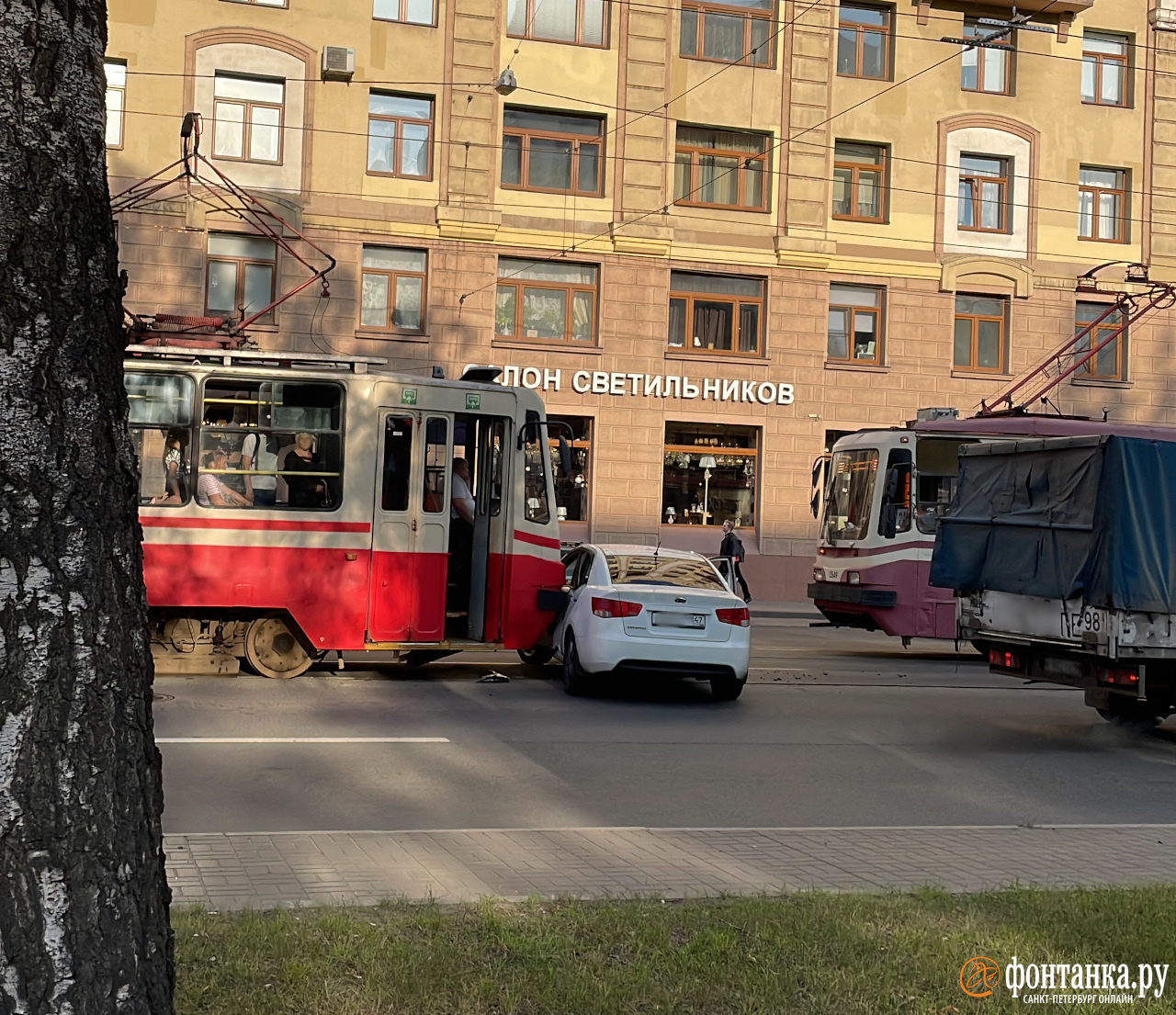 Трамвай протаранил автомобиль на проспекте Энгельса