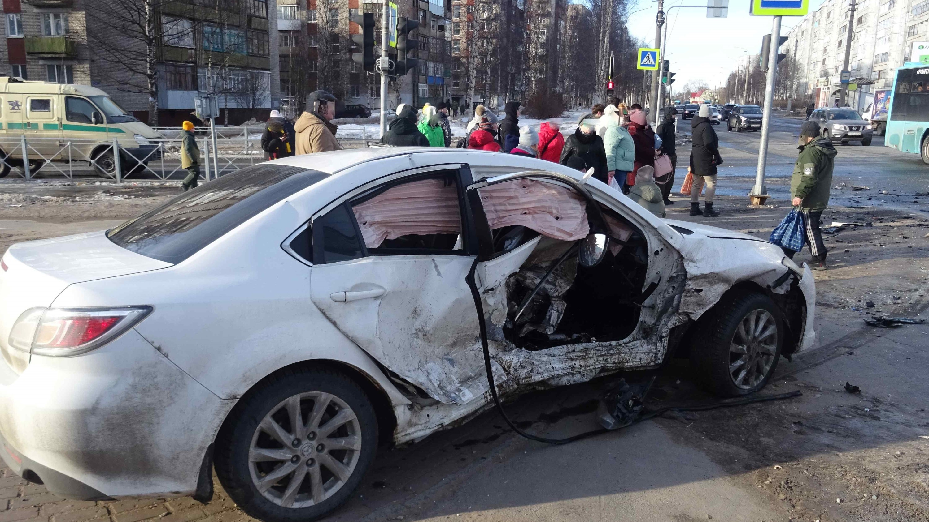 В Архангельске машина наехала на двух пешеходов: что с ними случилось