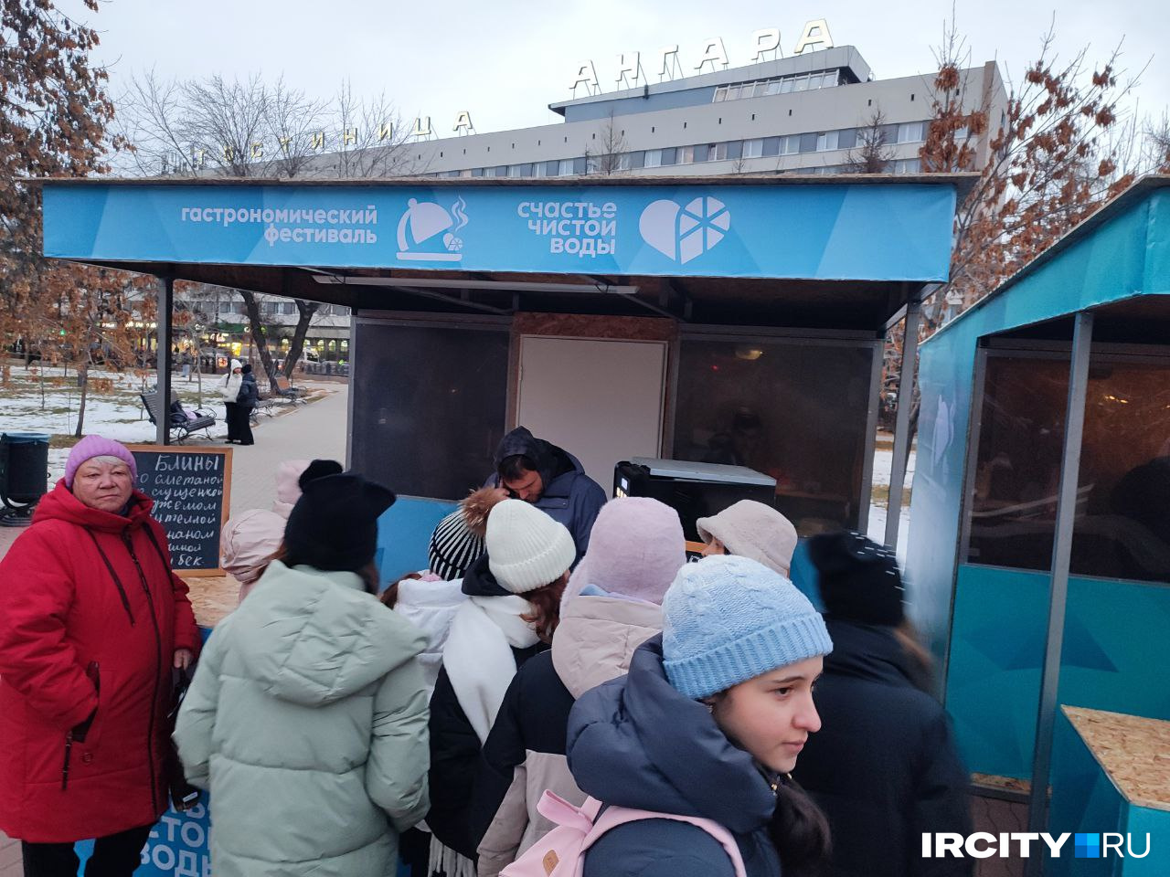 Собственно, вот так выглядел прилавок, когда кофе наконец-то начали готовить. Оно и понятно, на улице в тот момент уже довольно ощутимо похолодало, хотелось хоть как-то согреться и скрасить этот вечер Собственно, вот так выглядел прилавок, когда кофе наконец-то начали готовить. Оно и понятно, на улице в тот момент уже довольно ощутимо похолодало, хотелось хоть как-то согреться и скрасить этот вечер