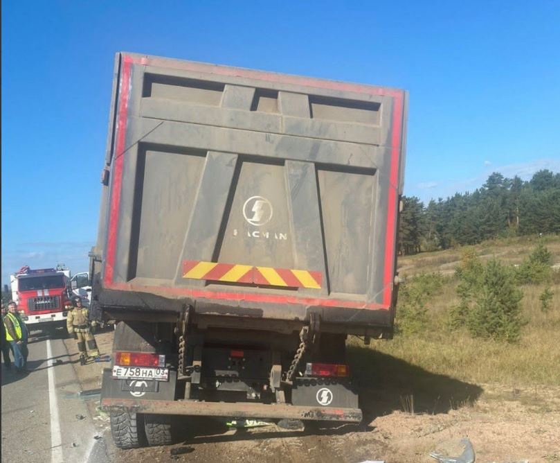 Два грузовика столкнулись на трассе у города в Забайкалье