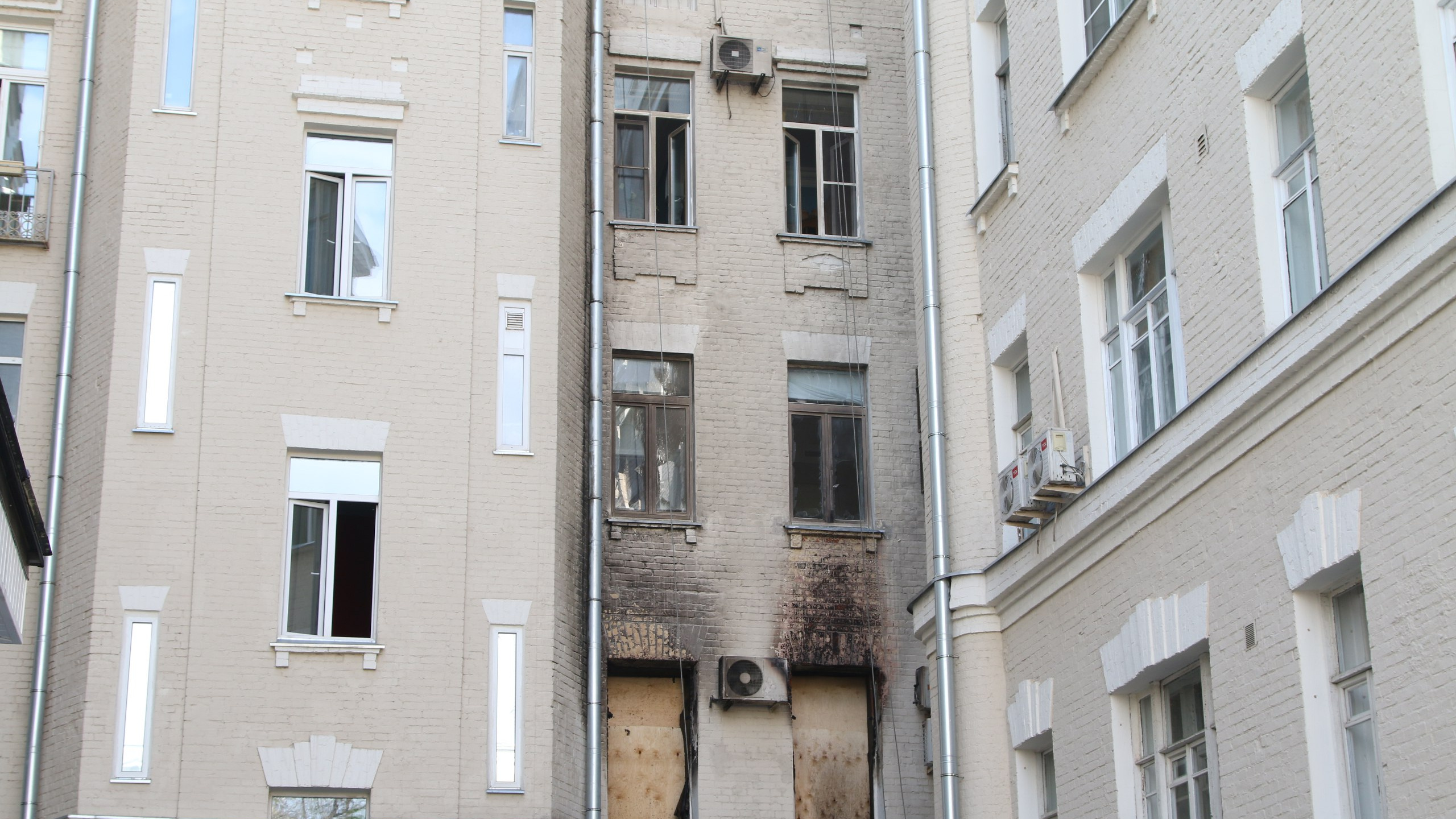 «Пламя поднималось на три метра вверх». Фоторепортаж с места пожара, случившегося на Никитском бульваре в Москве