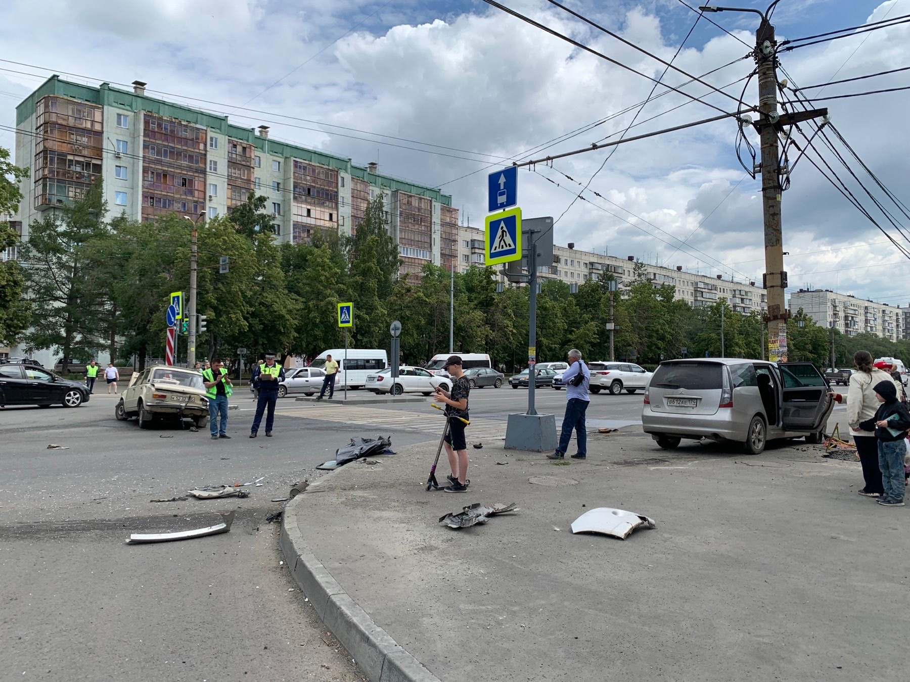 ДТП случилось на перекрестке Комсомольского проспекта и улицы Пионерской во время смены сигнала светофора