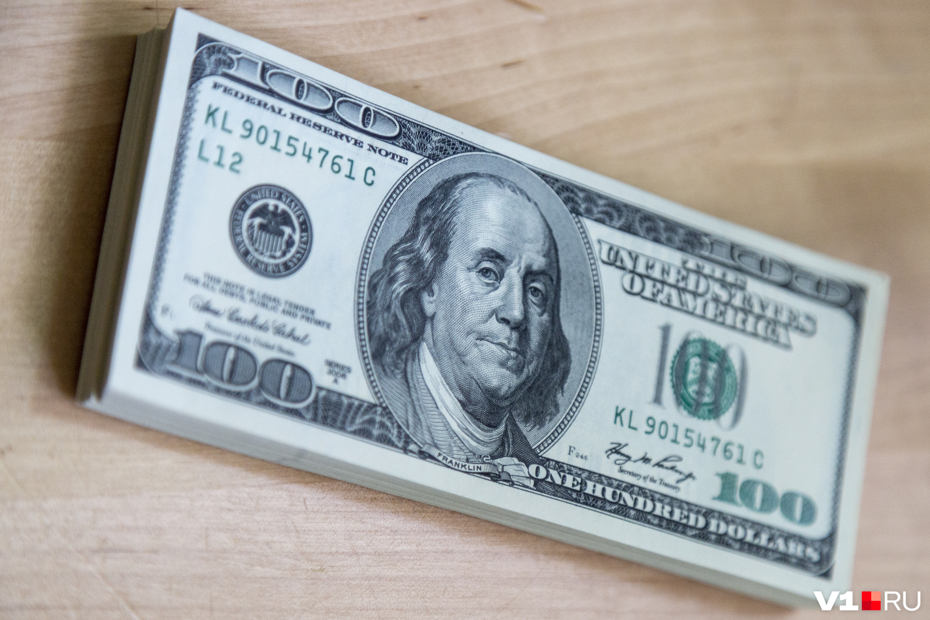 За курсом доллара экономист советует следить и покупать, если есть потребность в валюте