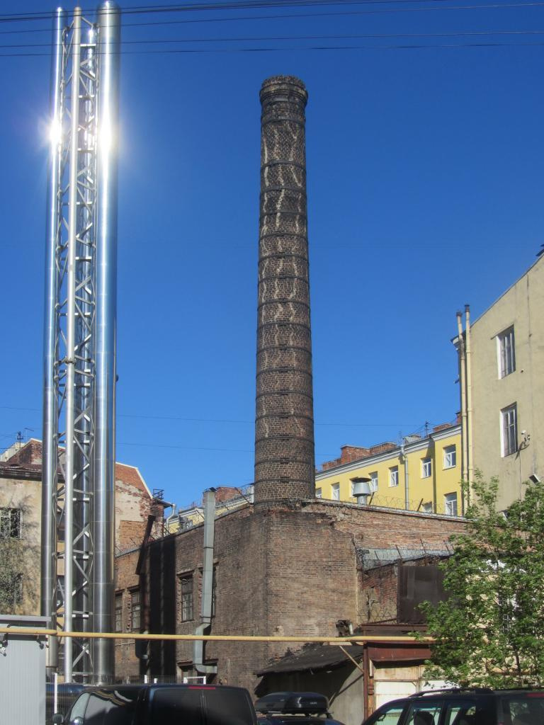 В Петербурге начали сносить дымовую трубу «Синодальной типографии». Это часть объекта культурного наследия