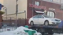 Новосибирца увезли на эвакуаторе вместе с автомобилем — видео