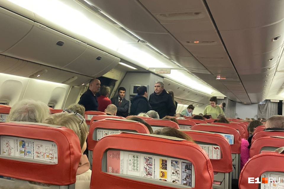 «Пассажирке стало плохо на борту». Из Екатеринбурга задержали самолет до Хургады