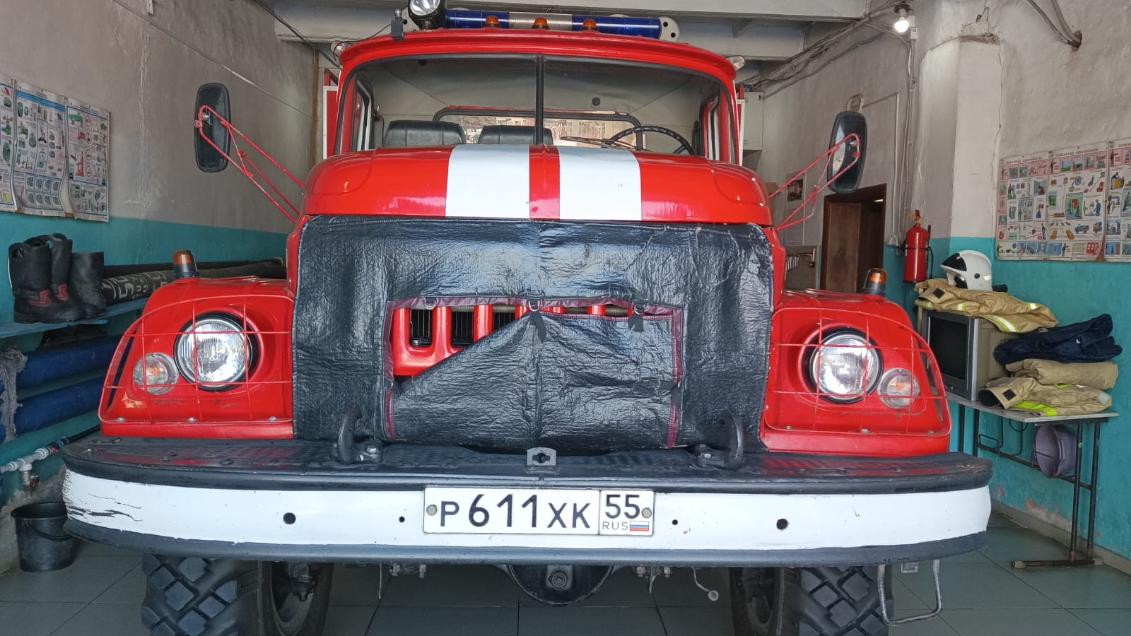 «По документам мы просто водители»: как в Омской области пожарные рискуют жизнью за <nobr class="_">20 тысяч</nobr> рублей в месяц